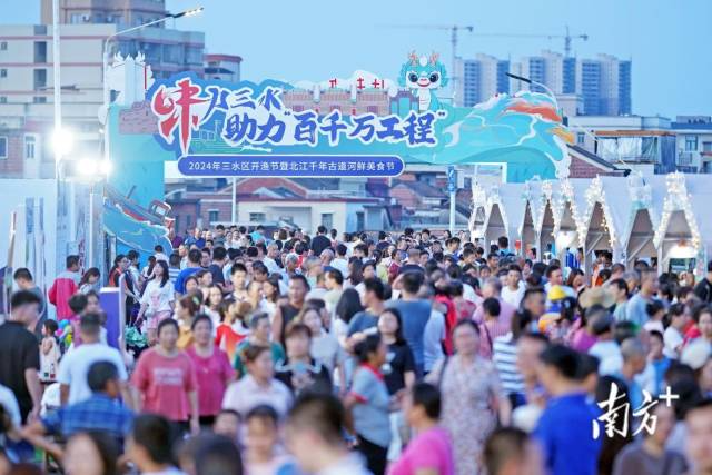 “苞满意 鱼鱻街”夜市让芦苞更有烟火气。  南方+ 戴嘉信 拍摄