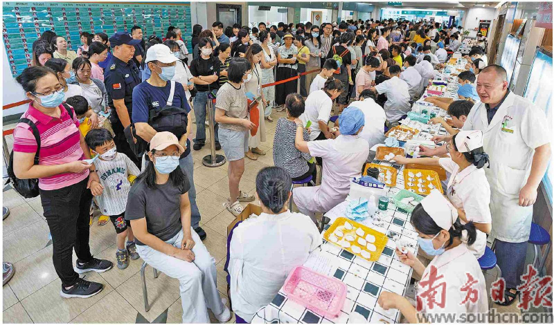 7月15日是今年“入伏”第一天，在广东省中医院二沙岛院区，许多市民一早前来排队，开启“三伏贴”贴敷防治。 南方日报记者 张梓望 摄