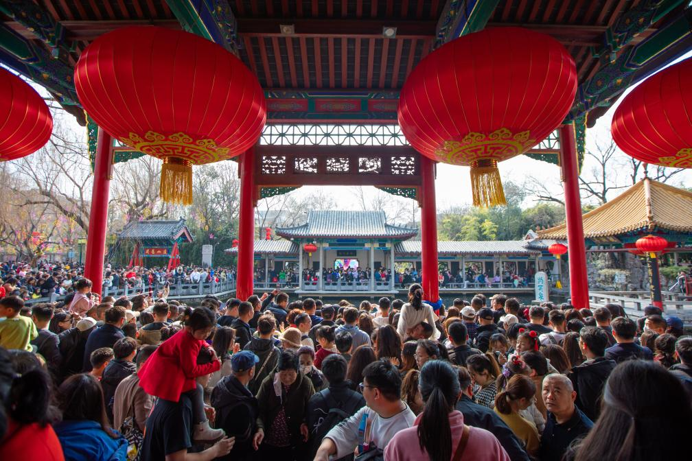 2月14日，游客在山东济南趵突泉景区游玩。春节假期，许多景区迎来客流高峰，文旅消费市场火爆。 新华社发（徐舟 摄）
