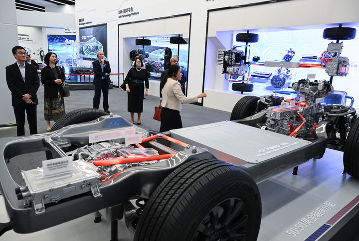 外宾在位于深圳市坪山区的比亚迪全球总部展厅参观(2024年7月22日摄)。新华社记者 李贺 摄