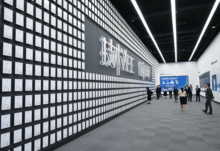 在位于深圳市坪山区的比亚迪全球总部展厅内,一面集中展示企业所获专利的展示墙吸引来访者的目光(2024年7月22日摄)。新华社记者 李贺 摄