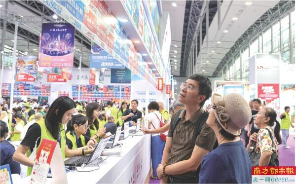 9月13日，第三轮广东文旅消费季惠民补贴活动同步开启，市民领补贴券后，在旅博会现场买多种文旅产品享满减优惠。