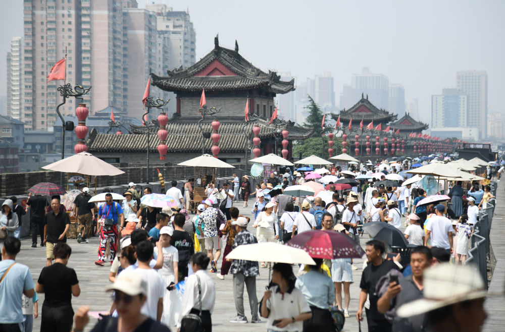 8月8日，游客在西安城墻景區(qū)游覽。暑假過半，古城西安人氣不減，激發(fā)文旅消費(fèi)動(dòng)能。新華社記者 張博文 攝