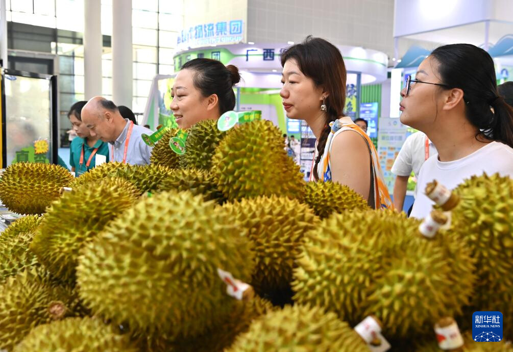 9月28日，观众在第21届中国—东盟博览会上挑选马来西亚榴莲。新华社记者 周华 摄