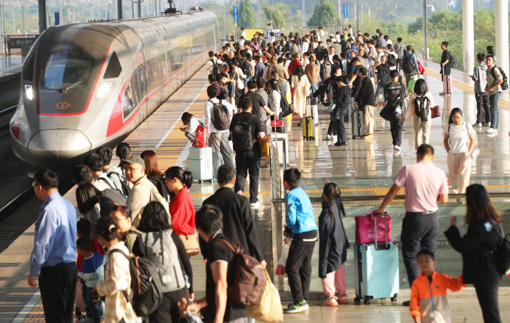 10月6日，旅客在湖南省衡阳东站站台排队乘车。新华社发（曹正平 摄）