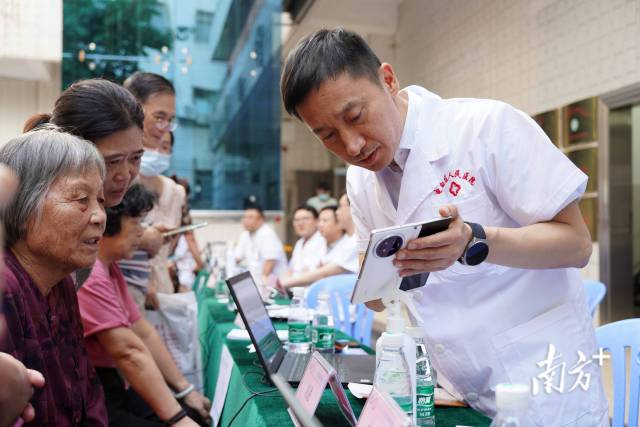 广东省人民医院骨科主任医师、广东省人民医院粤西医院（茂名市电白区人民医院）院长肖进在义诊现场为群众进行科普。