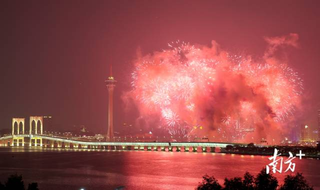 “庆祝澳门特别行政区成立25周年烟花表演”在澳门旅游塔对出海面上演。