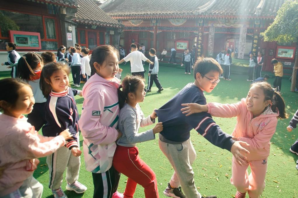 11月14日，北京市黑芝麻胡同小学的学生在课间玩游戏。新华社记者 李欣 摄