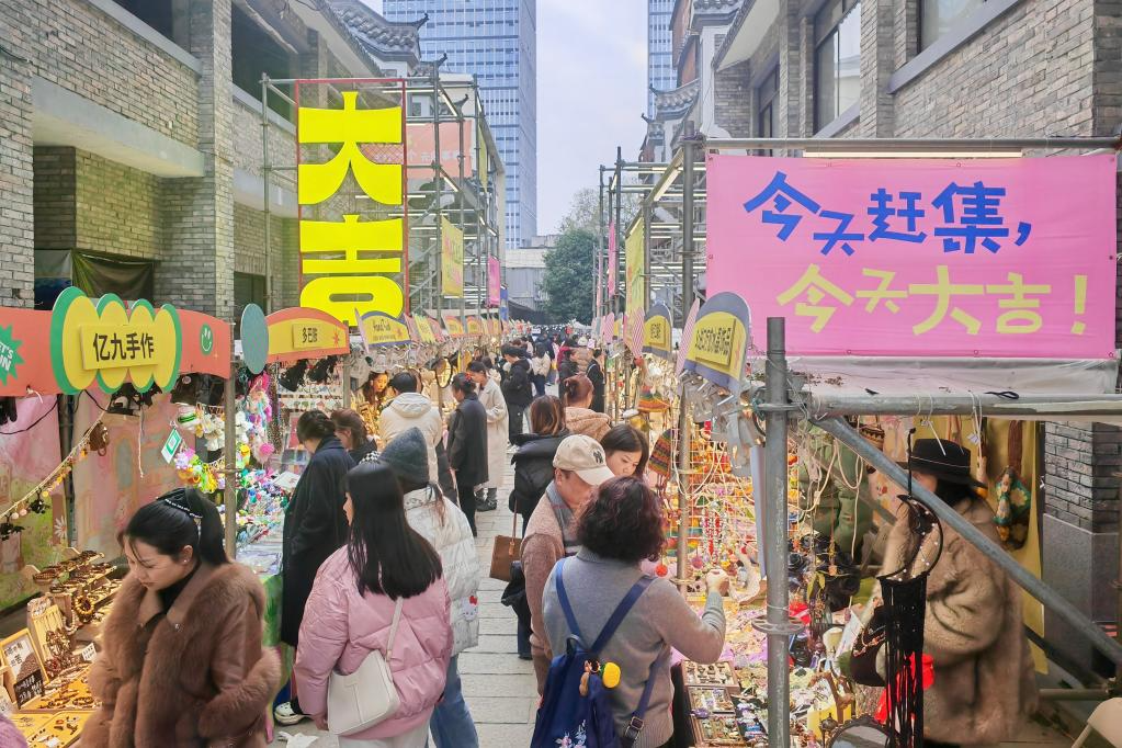 这是湖南长沙潮宗街历史文化街区的新年市集。新华社记者白田田 摄