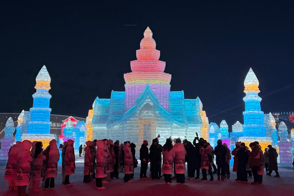 12月26日，游客在哈尔滨冰雪大世界前拍照。新华社记者杨思琪 摄