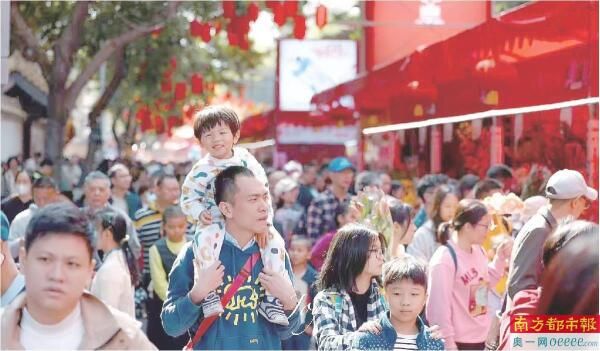 西湖花市开市当日人山人海。