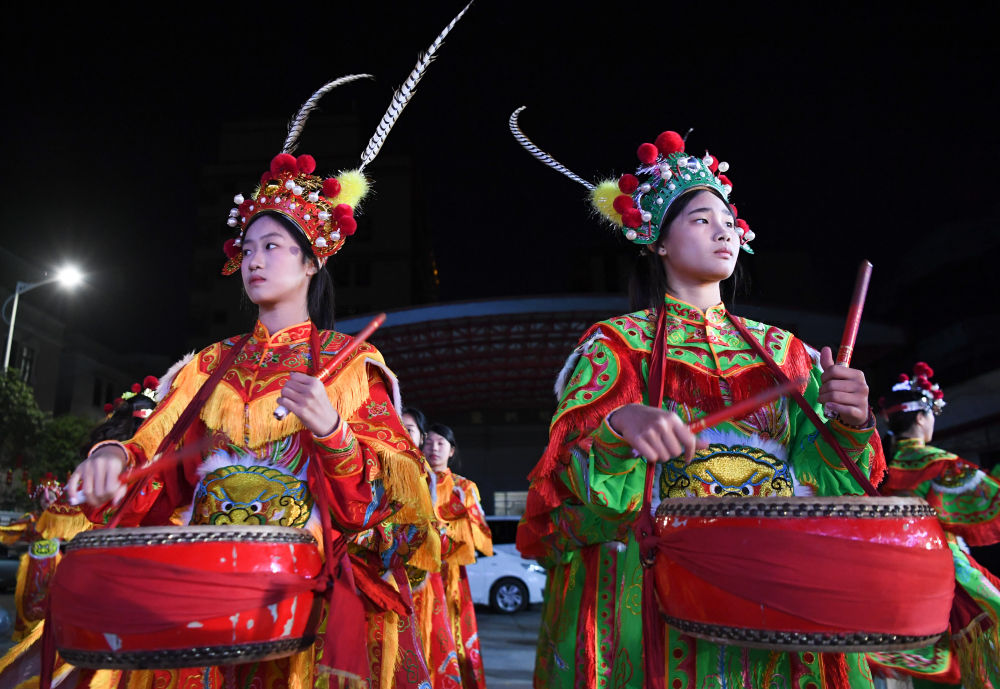 1月20日，在广东汕头潮阳区的西龙古庙，西门女子英歌队队员在排练。新华社记者 邓华 摄