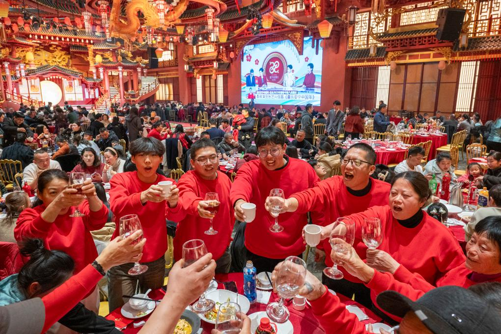 1月28日，人们在安徽省芜湖市繁昌区一家酒店内享用团圆饭。新华社发（肖本祥 摄）