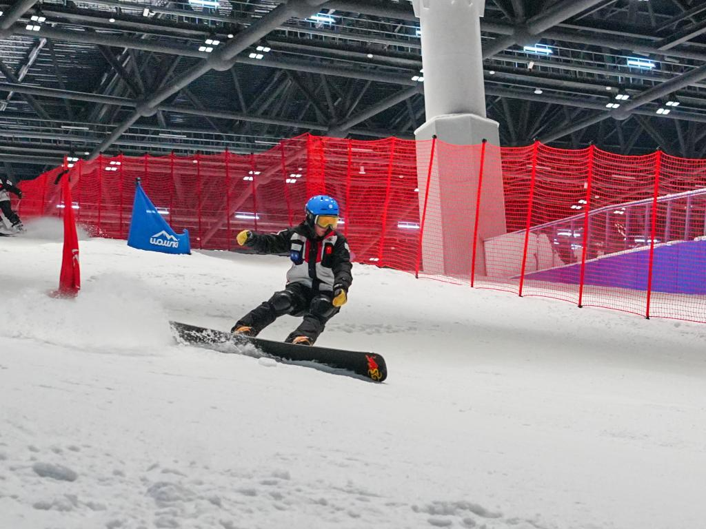 一名游客在上海耀雪冰雪世界雪道上训练。新华社发（耀雪冰雪世界供图）