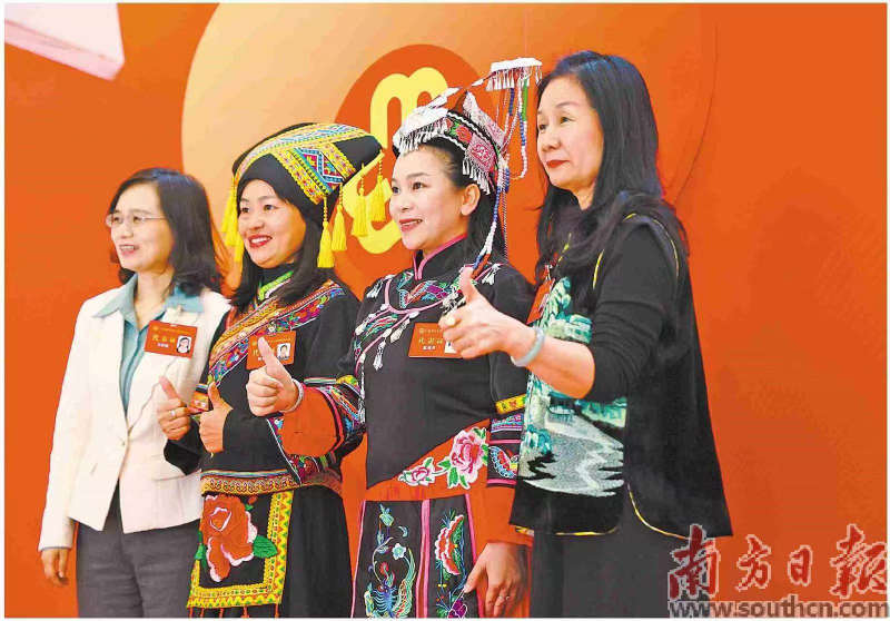 妇女代表在会场外打卡留影。本栏摄影：南方日报记者 梁钜聪 张梓望