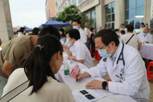 2023年起，广东省各级妇联积极开展送政策、送岗位、送技能、送文化、送健康、送温暖“六送”活动。图为省妇联携手省人民医院专家赴云浮郁南开展义诊服务。广东省妇联 供图