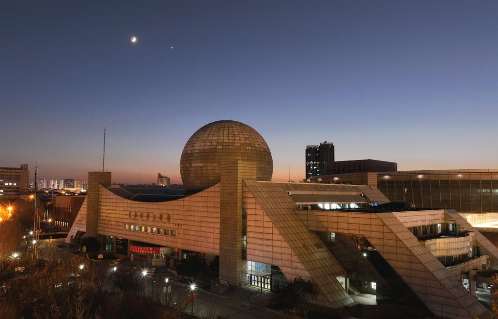 2024年12月5日在天津科技馆拍摄的金星伴月。（杨仲畲 摄）