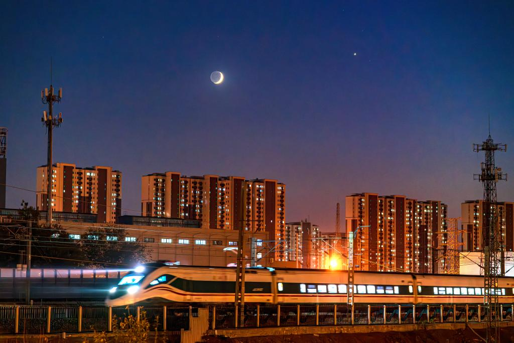 2024年11月5日在北京石景山拍摄的金星伴月。（钟奕 摄）