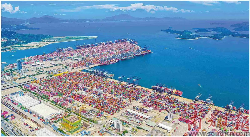 深圳连续4年获评全国营商环境最佳口碑城市，系广东厚植企业发展沃土的缩影。图为深圳港忙碌不停。南方日报记者 朱洪波 摄