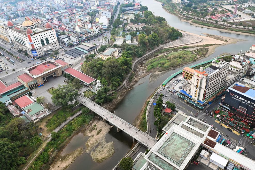 广西东兴市是我国与东盟唯一海陆相连的边境口岸城市，与越南芒街市隔着界河北仑河相望。新华社记者 陈钟昊 摄