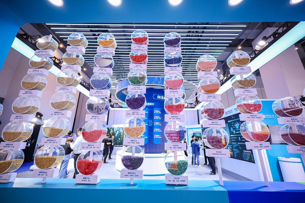 3月21日，2025种子大会暨南繁硅谷论坛上展示的农作物新品种种子。（中国种子协会供图）