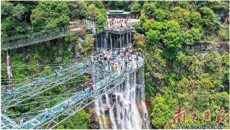 清远古龙峡景区凭借独特魅力成为热门旅游打卡地之一。 南方日报记者 吴伟洪 摄
