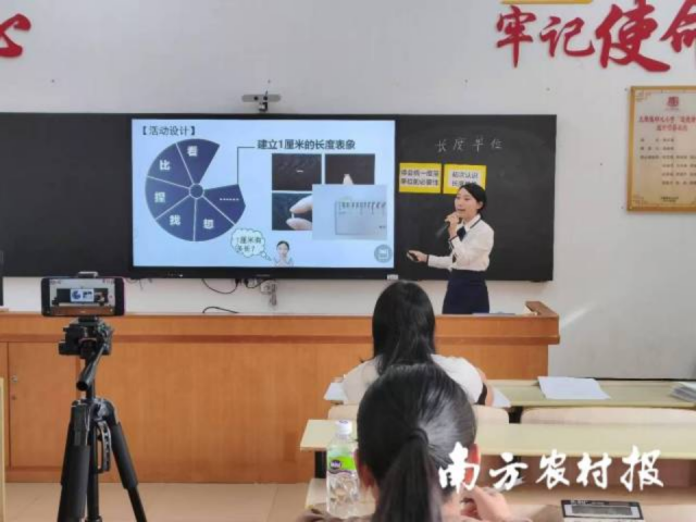 夏婉桦正在上数学课。