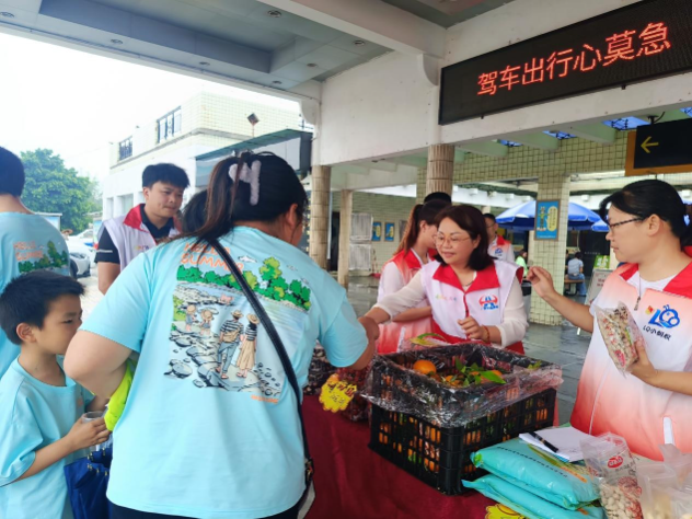 五一期间，“驿行小红帽”志愿者化身“带货达人”，推介当地特色农产品。（摄影：彭秀英）