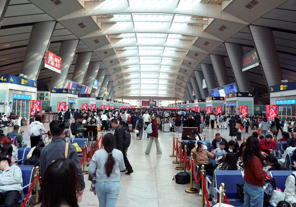 4月6日，旅客在北京南站候车。新华社记者张晨霖 摄