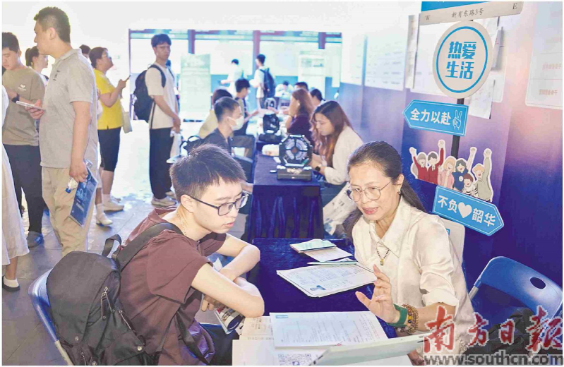 5月10日，“百万英才汇南粤”制造业专场招聘活动（省内专。┰诨侠砉ご笱迳叫Ｇ侔。南方日报记者 张令 摄