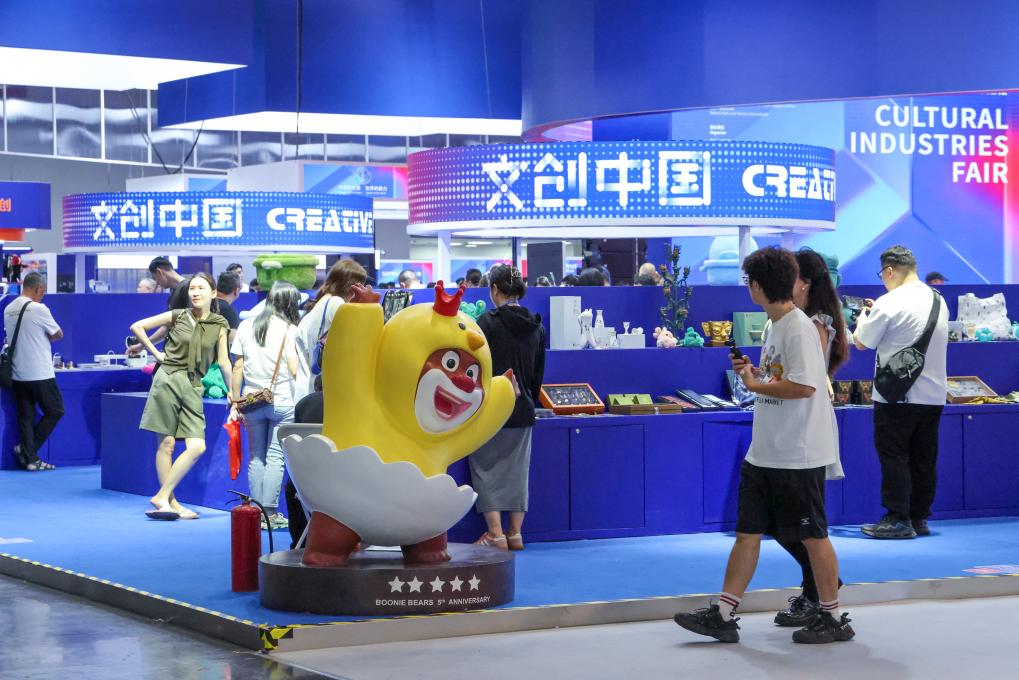 在深圳举行的第二十一届中国（深圳）国际文化产业博览交易会，“文创中国”展区大幅扩大，吸引全国各地百余家机构、企业参展；泡泡玛特、东莞“中国潮玩之都”产业集群等潮玩产品代表也集中亮相。新华社记者 梁旭 摄