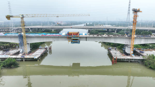 深江铁路江门段跨江门水道连续梁施工现场。