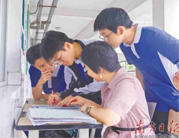 全国高考进入倒计时。4日，深圳市坪山高级中学的高三学子在备考。  南方日报记者 朱洪波 摄