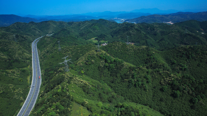 二廣高速綠化實(shí)景（通訊員供圖）