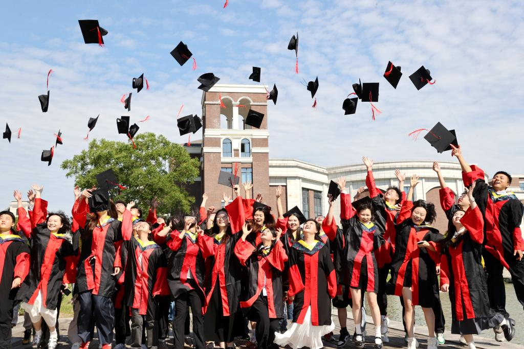 6月6日，浙江工業(yè)大學莫干山校區(qū)應屆畢業(yè)生在校園內留影。新華社發(fā)（謝尚國攝）