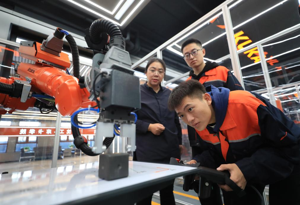 2024年11月22日，沈陽工學院電氣工程及自動化專業(yè)學生操作機器人進行物料碼垛實訓。近年來，沈陽以產(chǎn)業(yè)需求為導向，促進技術院校與知名企業(yè)共建高水平新型工業(yè)化實踐教學中心，構建校企協(xié)同合作推進產(chǎn)教深度融合，促進學生高質量就業(yè)。新華社記者 楊青 攝