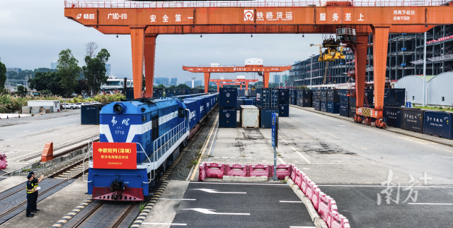 4月27日，大湾区首条中欧班列电商快线从深圳开出，助力跨境电商“卖全球”。受访者供图
