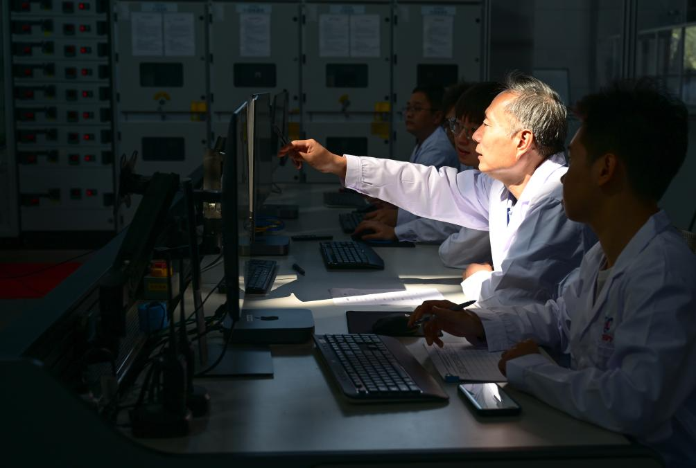 2025年6月18日，科研人员对“夸父”低杂波电流驱动系统进行调试。当日，由中国科学院合肥物质科学研究院等离子体物理研究所承担的聚变堆主机关键系统综合研究设施“夸父”（CRAFT）项目取得重要进展，该设施低杂波电流驱动系统通过专家组测试与验收，系统全部实现国产化，性能达到国际领先水平。新华社记者 周牧 摄