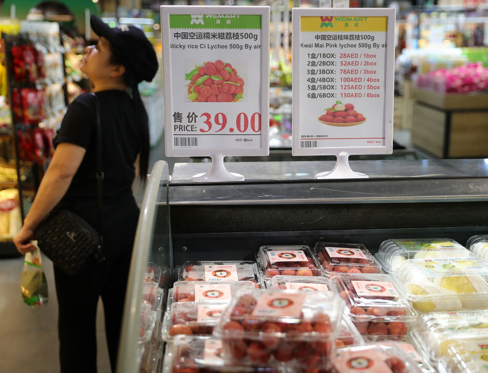 ↑这是6月21日在阿联酋迪拜温超超市拍摄的荔枝货架。