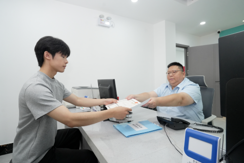 市场监管所为邱先生颁发营业执照（通讯员供图）