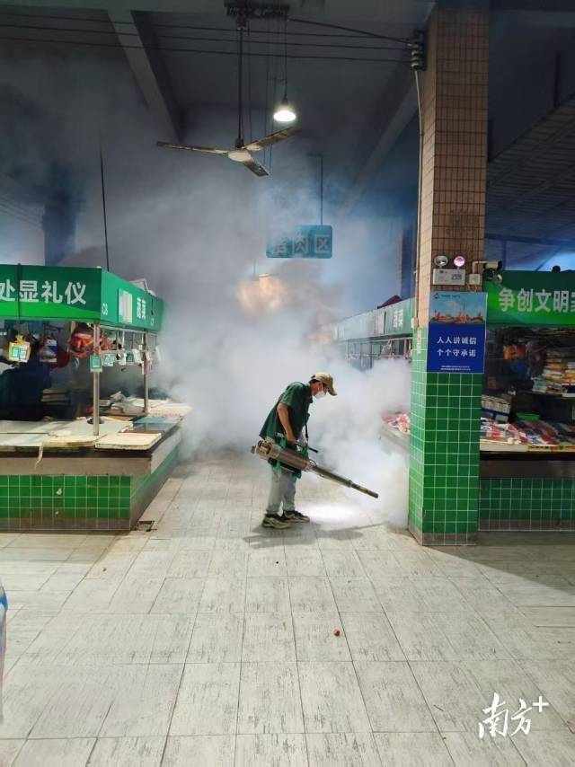 佛山市禅城区积极组织防蚊灭蚊，对人员密集场所统一开展蚊媒消杀。  禅城石湾镇街道供图