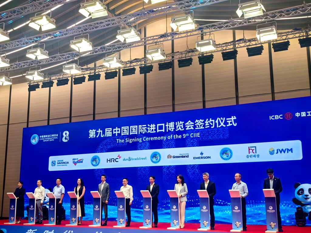 第九届进博会招展启动仪式上，海外跨国企业分批与进口博览局签约。新华社记者 周蕊 摄