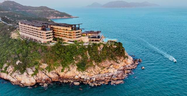 今年新開業(yè)的阿麗拉珠海東澳島，是建在懸崖邊上的高端度假酒店。