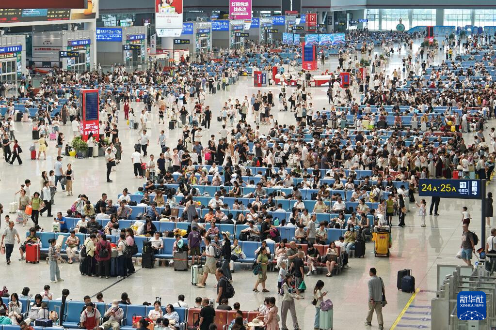 8月1日，旅客在贵阳北站候车大厅候车。新华社发（张维摄）