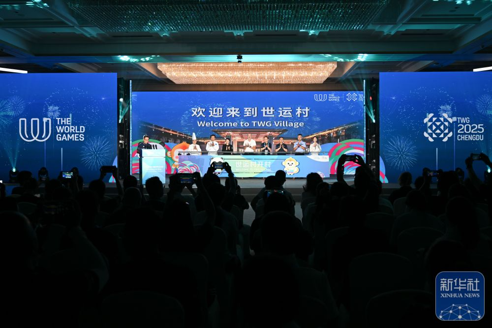 嘉宾在成都世运会运动员村开村活动上启动开村装置。新华社记者 胥冰洁 摄