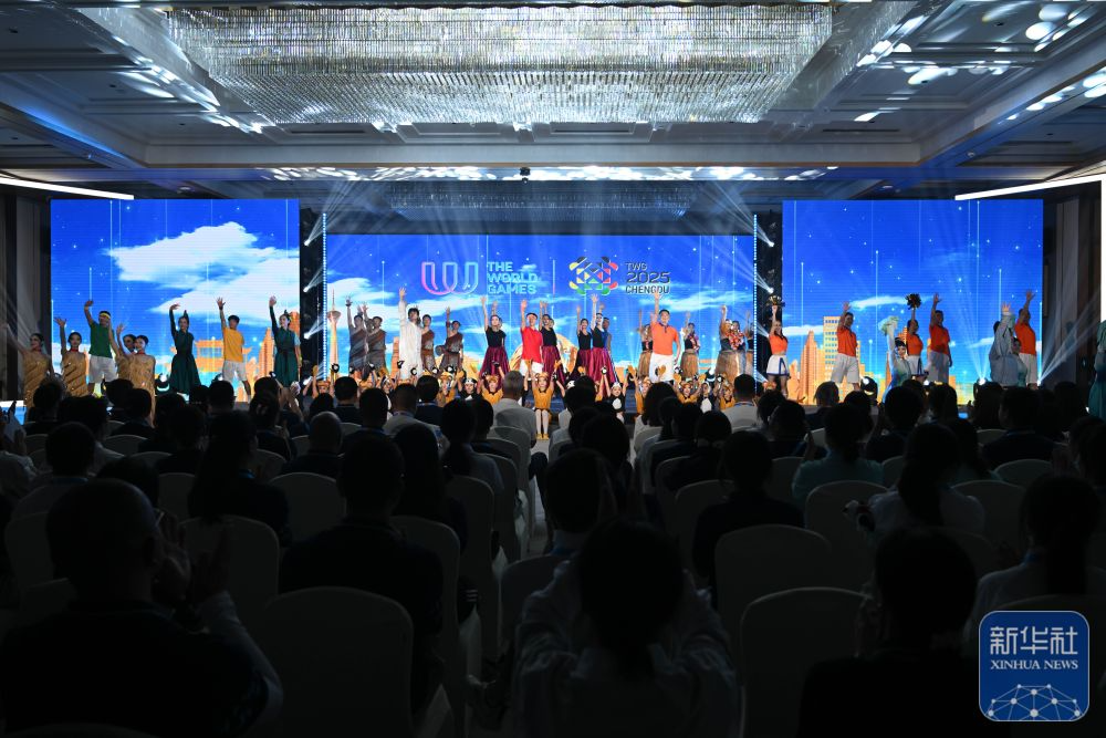 演员在成都世运会运动员村开村活动上演出。新华社记者 胥冰洁 摄