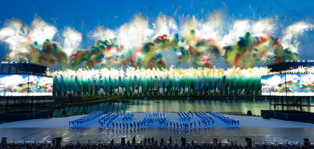 8月7日拍攝的開幕式上的焰火表演。新華社記者 陳益宸 攝