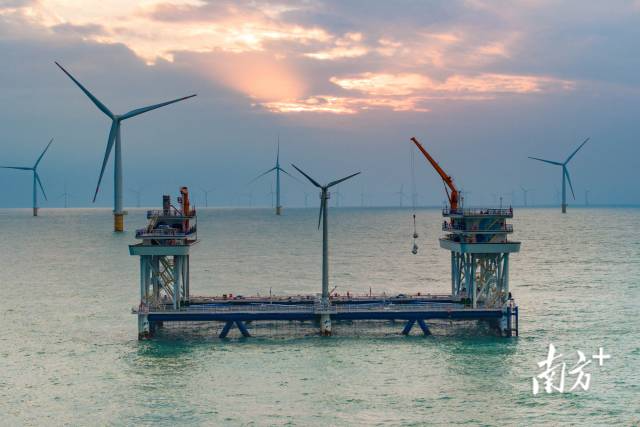 2024年11月25日，廣東汕尾后湖風(fēng)電場海域，運行中的“伏羲一號”。南方+記者 張令 攝