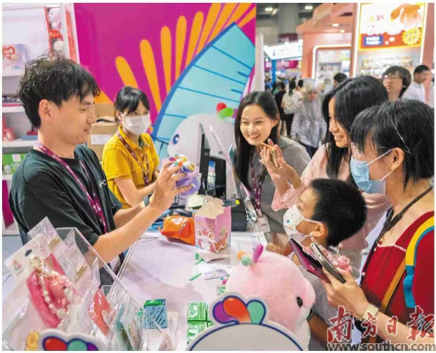 南國書香節(jié)掀起文化消費(fèi)新浪潮，吉祥物盲盒、圖書周邊等熱銷。