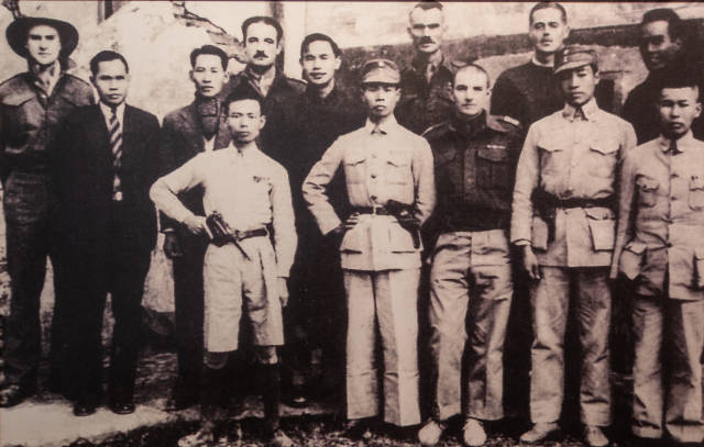 1943年12月，港九大隊(duì)與英軍服務(wù)團(tuán)成員在營救美軍飛行員后合影。